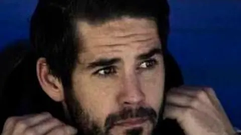 Isco sentando en el banquillo