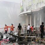 Los bomberos acuden al lugar de las explosiones en Pattani