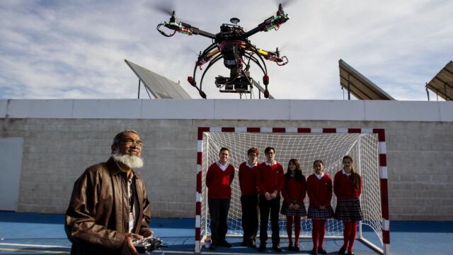 El ingeniero Juan Roestel de la empresa Málaga Drone Tech, muestra a unos a alumnos del Colegio El Pinar de Alhaurín de la Torre (Málaga), el vuelo de un drone, donde enseñan a programar y manejar estos aparatos