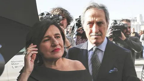 Carmen Echevarría y Roberto Torretta, a su llegada a la casa familiar donde se celebró el enlace / Gtres