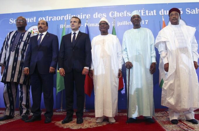 Macron posa con varios líderes africanos antes de la reunión del G-5