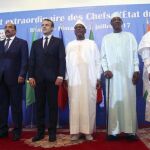 Macron posa con varios líderes africanos antes de la reunión del G-5