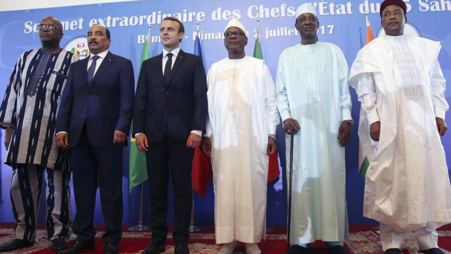Macron posa con varios líderes africanos antes de la reunión del G-5