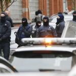 Agentes de policía antidisturbios en guardia en el distrito de Molenbeek en Bruselas