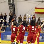 Fotografía facilitada por la RFEP de las jugadoras de la selección española femenina de hockey patines mostrando su alegría tras derrotar hoy por 3-0 a la de Alemania en la penúltima jornada del Campeonato de Europa de Matera (Italia)