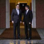 Mariano Rajoy saluda a Carles Puigdemont momentos antes de su primera reunión en el Palacio de la Moncloa