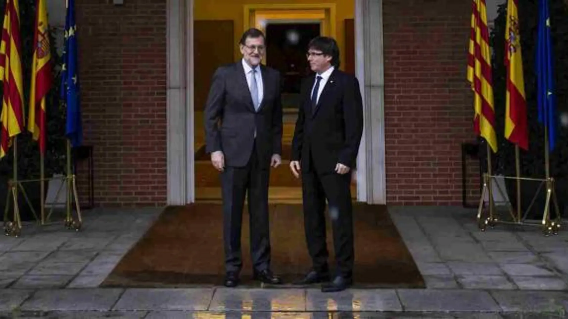 Mariano Rajoy saluda a Carles Puigdemont momentos antes de su primera reunión en el Palacio de la Moncloa
