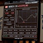 Panel informativo de la Bolsa de Madrid que muestra la evolución del principal indicador, el IBEX 35. EFE/ J.J. Guillén