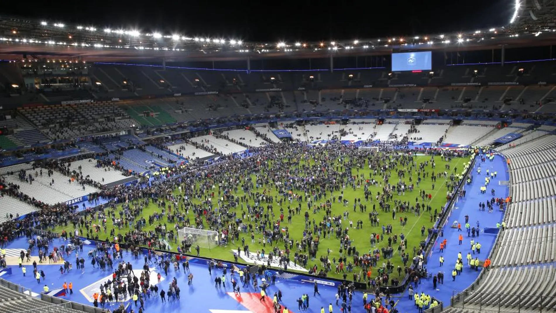 Espectadores invaden el terreno de juego del Stade de France.