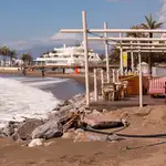 Vista de un chiringuito en la playa del Cable en Marbella (Málaga)