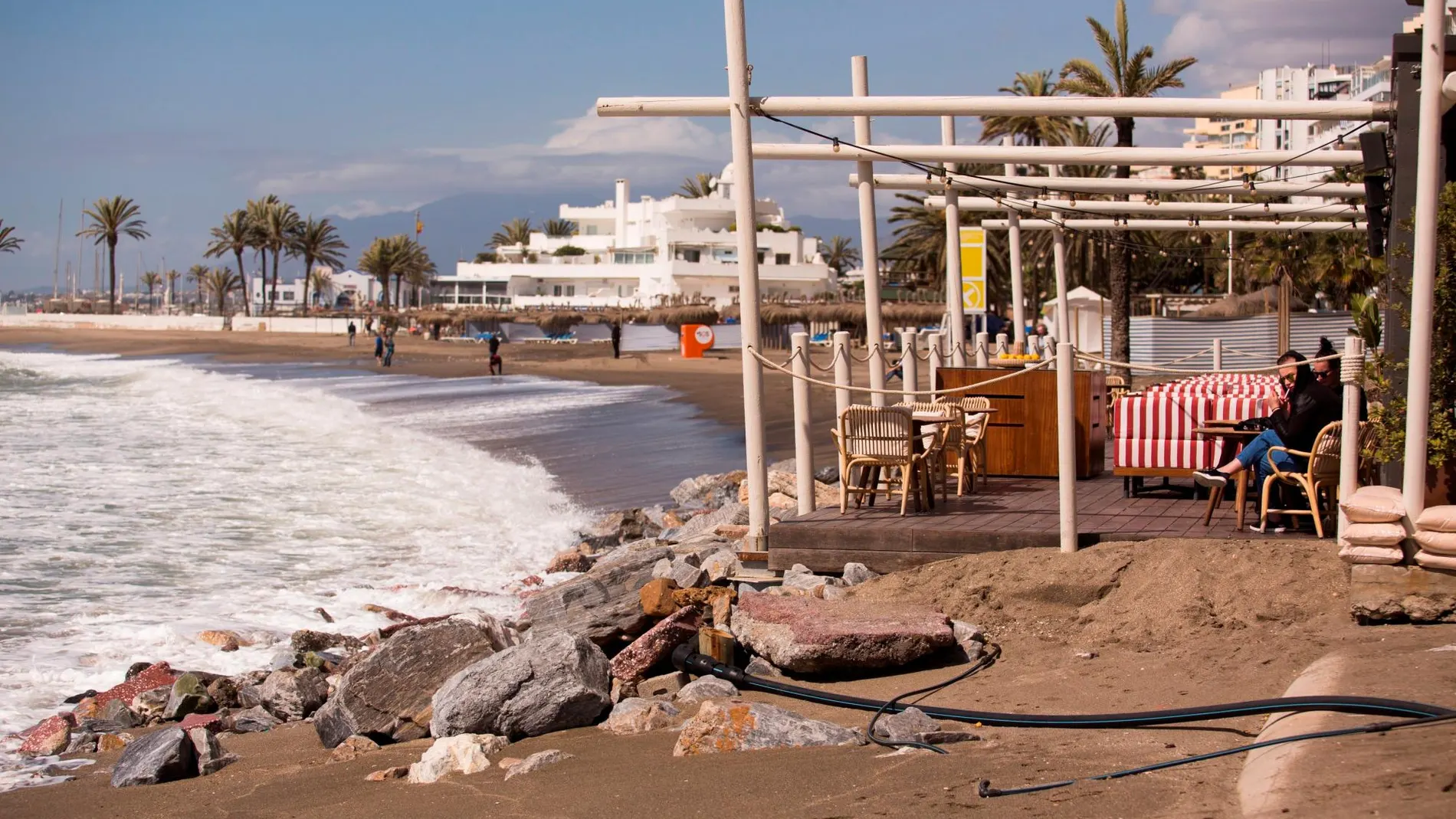 Vista de un chiringuito en la playa del Cable en Marbella (Málaga)