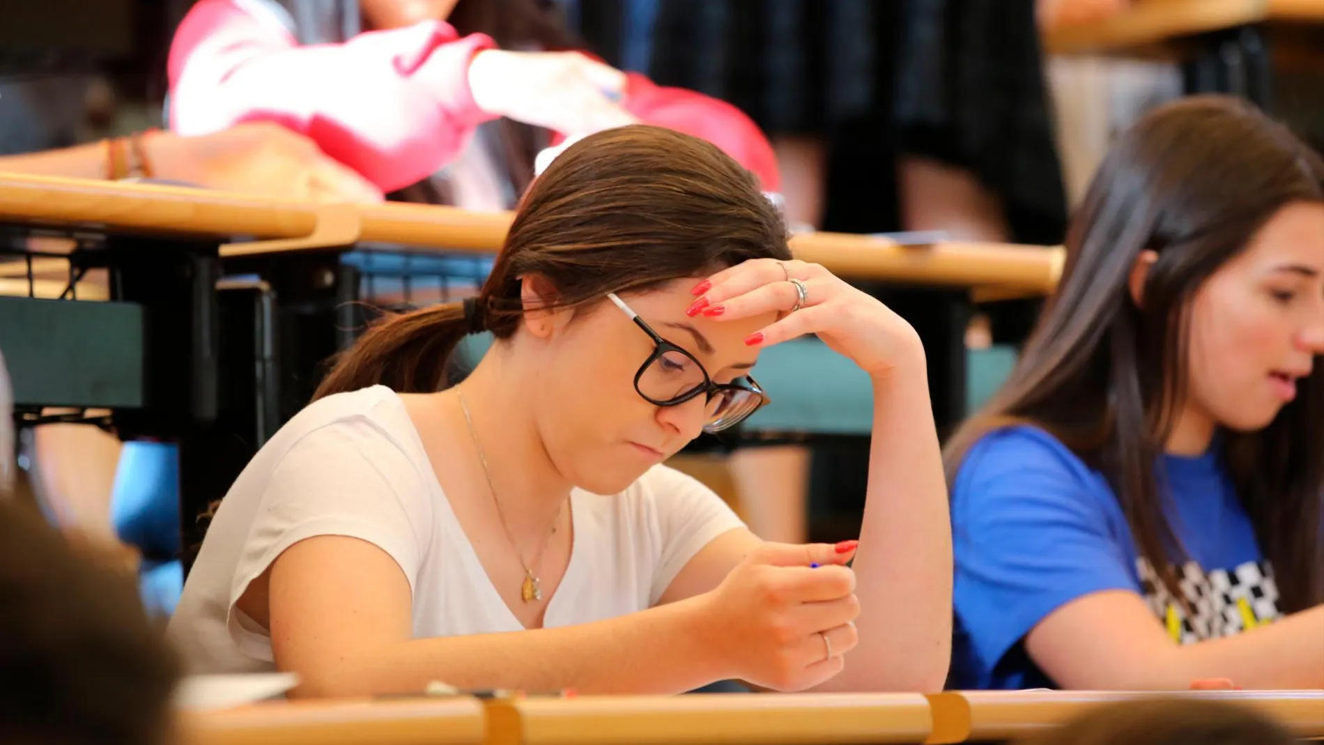 Una estudiante concentrada ante un examen