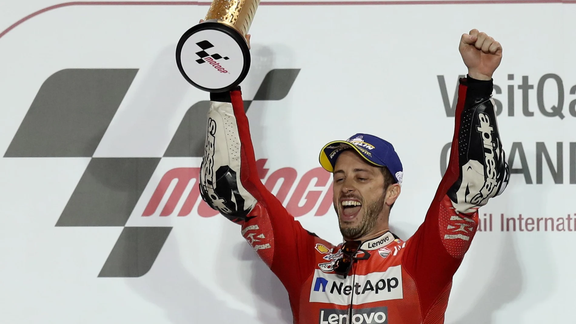 Andrea Dovizioso celebra su triunfo en el Gran Premio de Qatar / Reuters