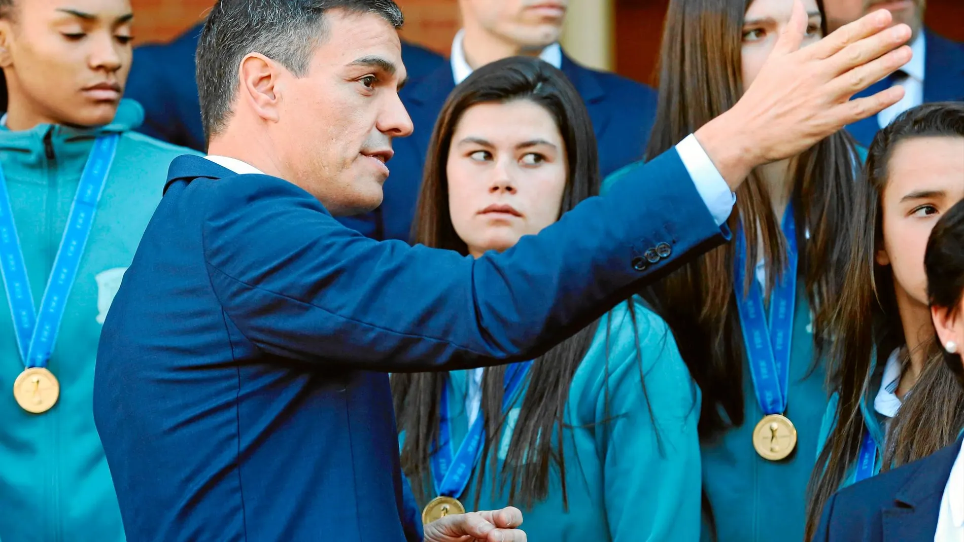 El presidente del Gobierno, Pedro Sánchez, recibió ayer a la Selección Femenina de fútbol Sub-17 en La Moncloa