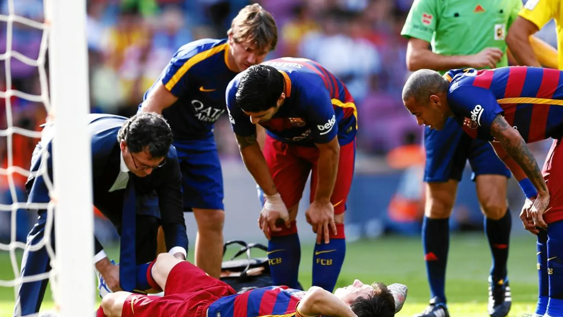 Los jugadores del Barcelona se interesan por el estado de Messi en el partido del sábado
