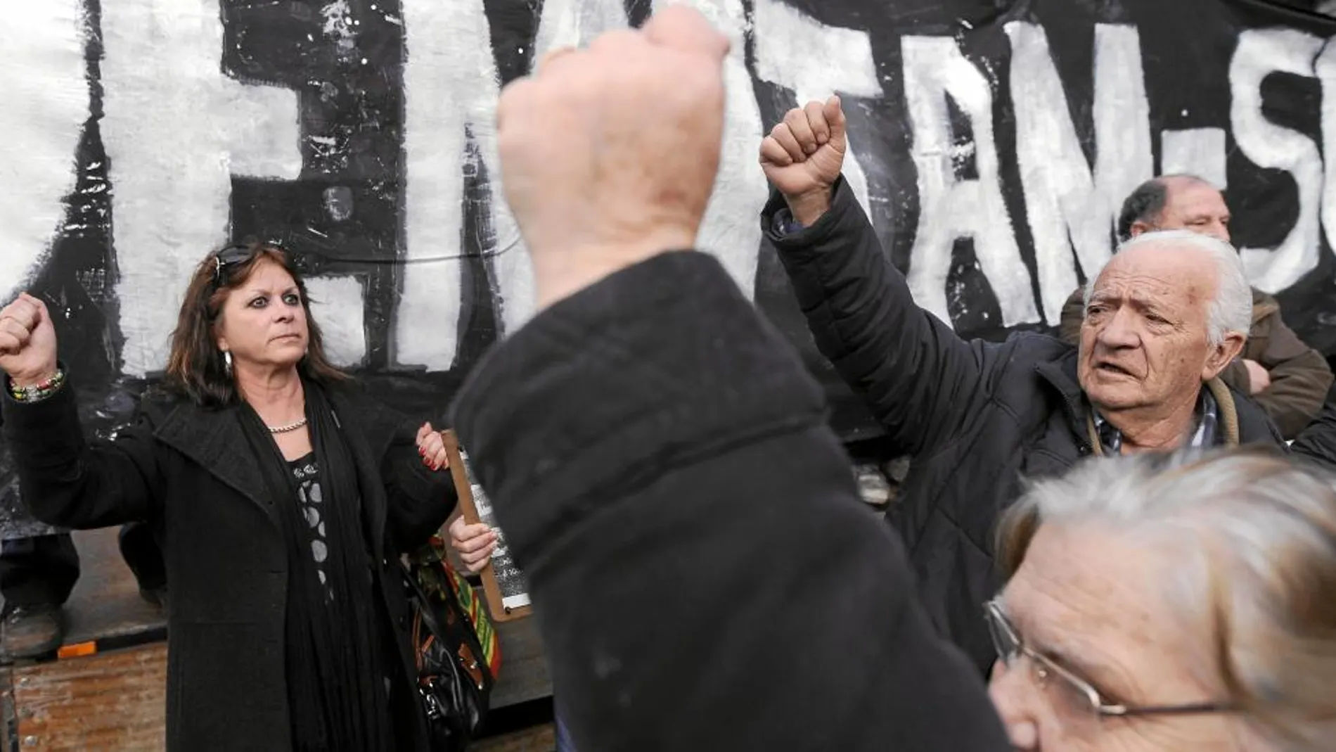 Miles de personas protestaron ayer, en Portugal, contra la política de austeridad impuesta por el BCE, el FMI y la Comisión Europea
