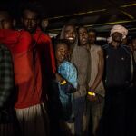 Varios inmigrantes permanecen en la cubierta del barco de Proactiva Open Arms tras ser rescatados del Mediterráneo