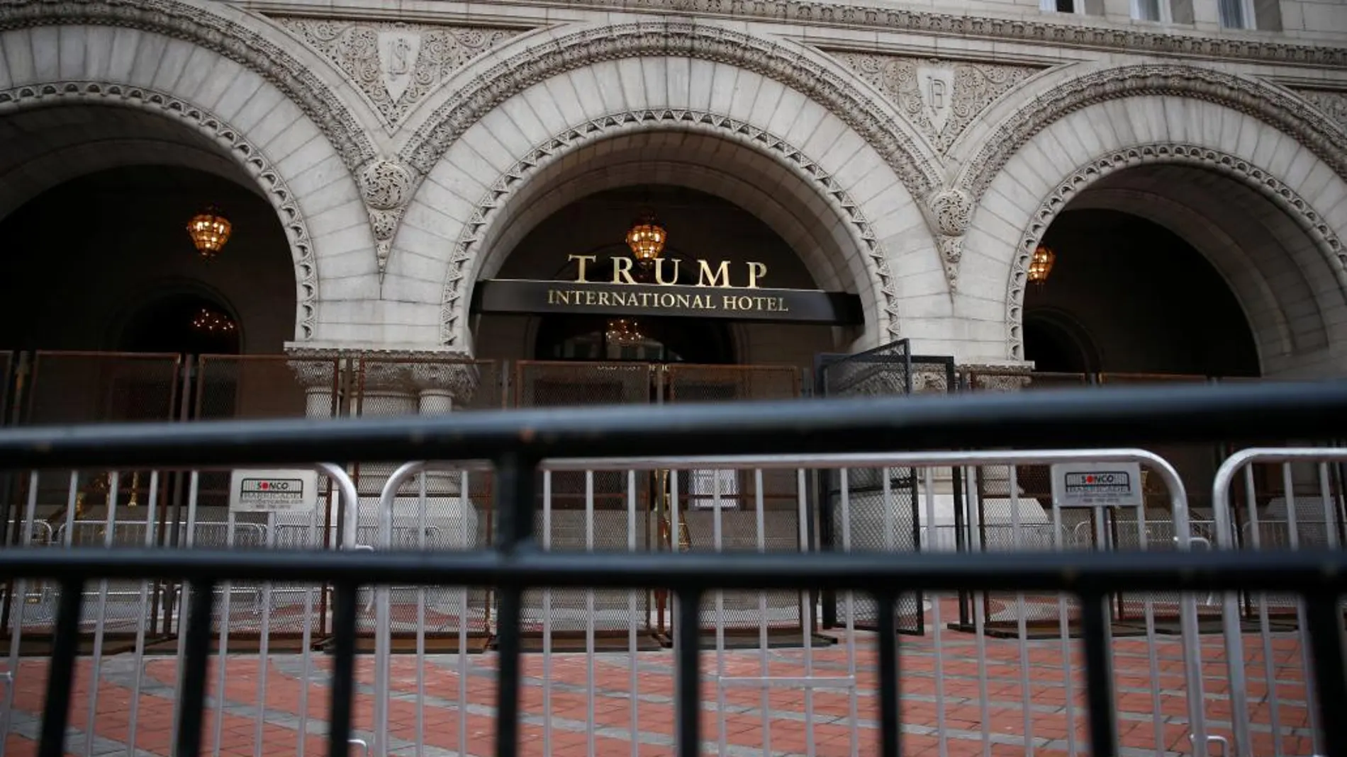 Vallas de seguridad ante el Trump International Hotel en Washington.
