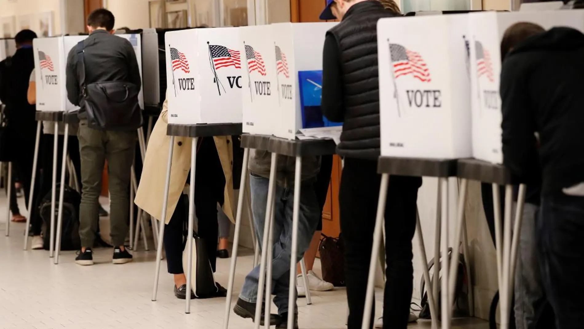 Ciudadanos votan hoy durante las elecciones intermedias 2018, en San Francisco (Estados Unidos) / Efe
