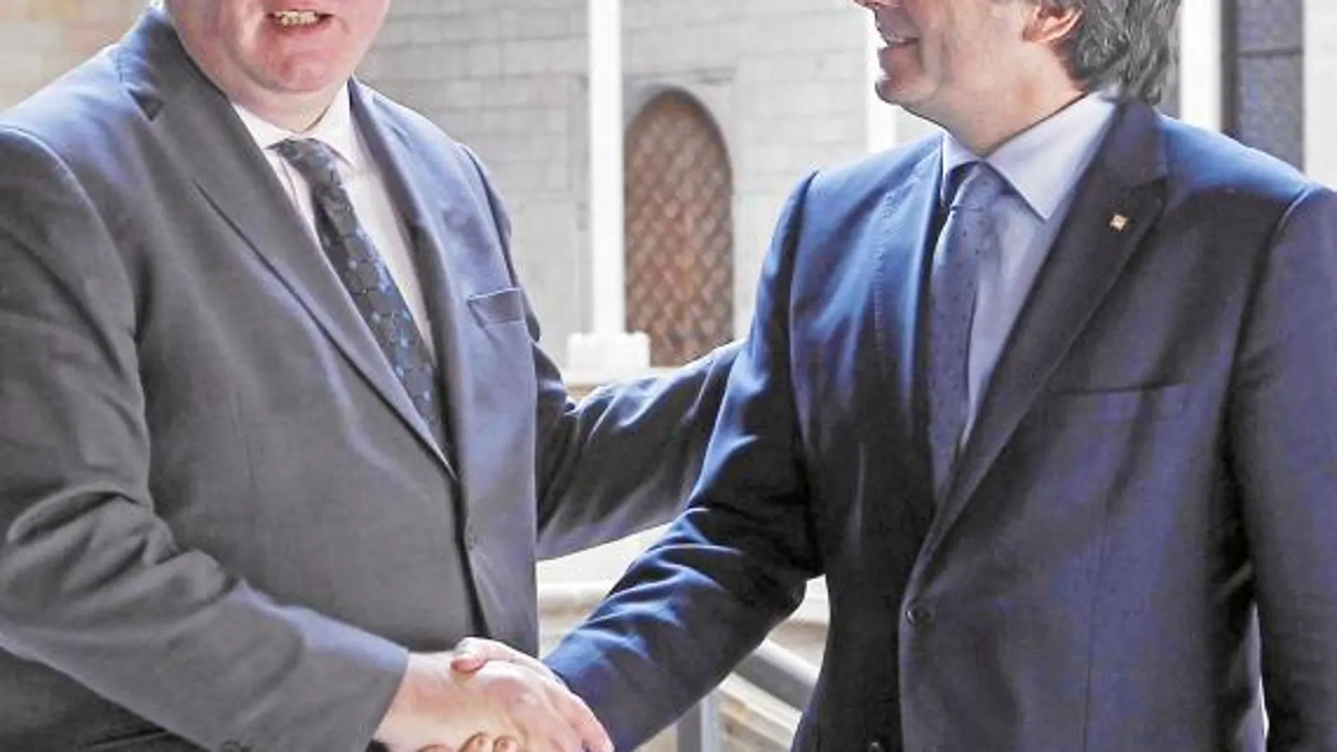 Puigdemont y Romeva desafían al TC y reciben al presidente de los liberales europeos
