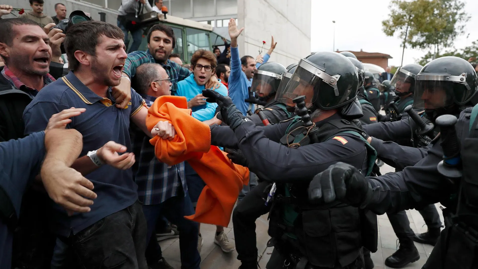 La Guardia Civil durante una intervención en Cataluña el pasado 1-O. EFE/Andreu Dalmau