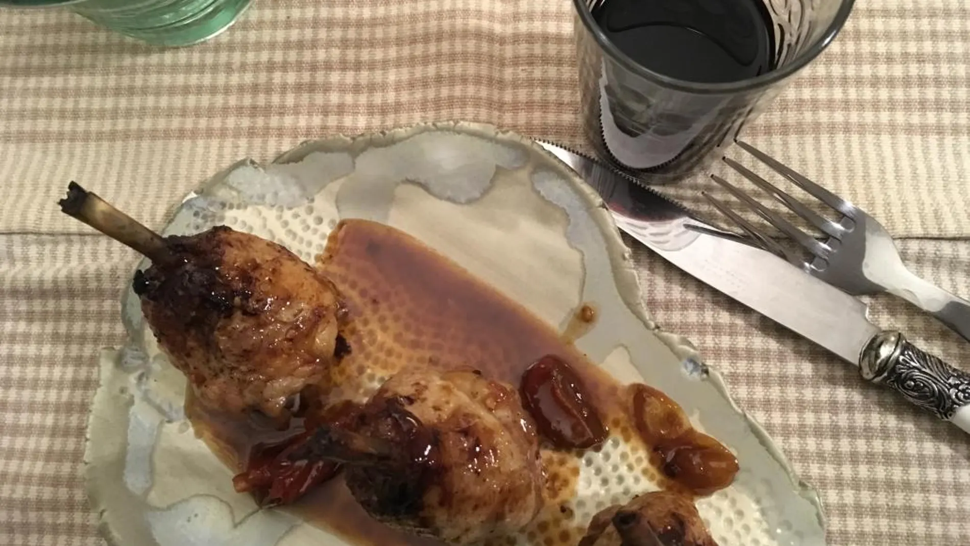 Muslitos de pollo rellenos de espárragos, dátiles y mostaza, salsa de vermouth rojo