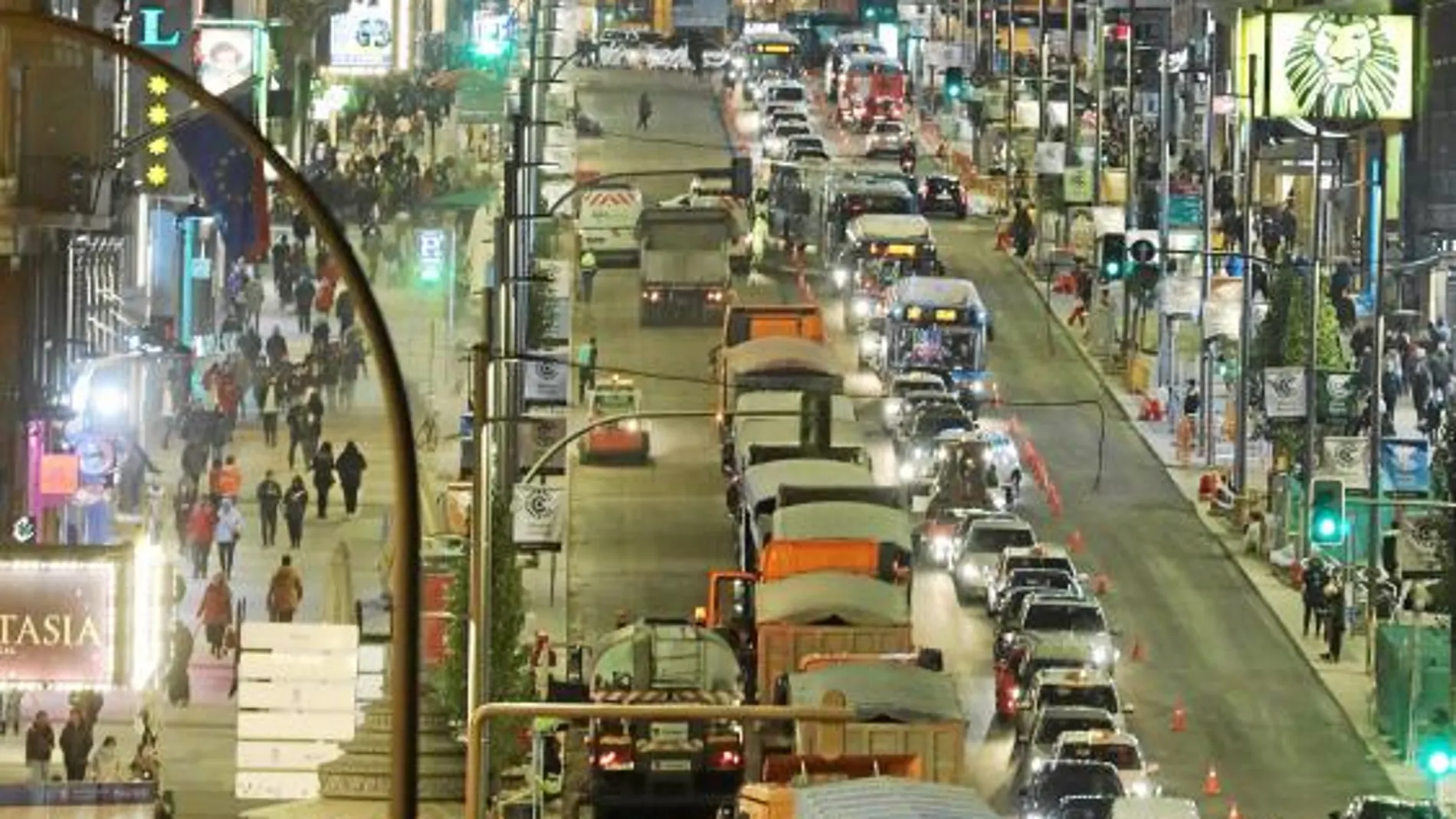 La falta de previsión municipal convirtió la Gran Vía en una ratonera al programar su asfaltado sin desviar las líneas de la EMT que circulan por ella / Foto: Luis Díaz