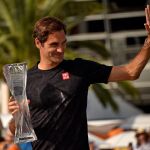 Federer saluda a los aficionados con el trofeo de Miami en las manos