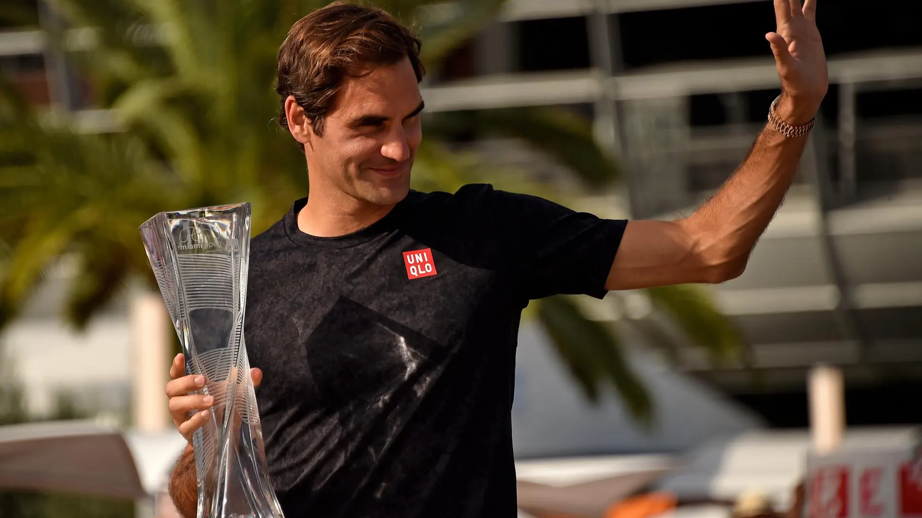 Federer saluda a los aficionados con el trofeo de Miami en las manos