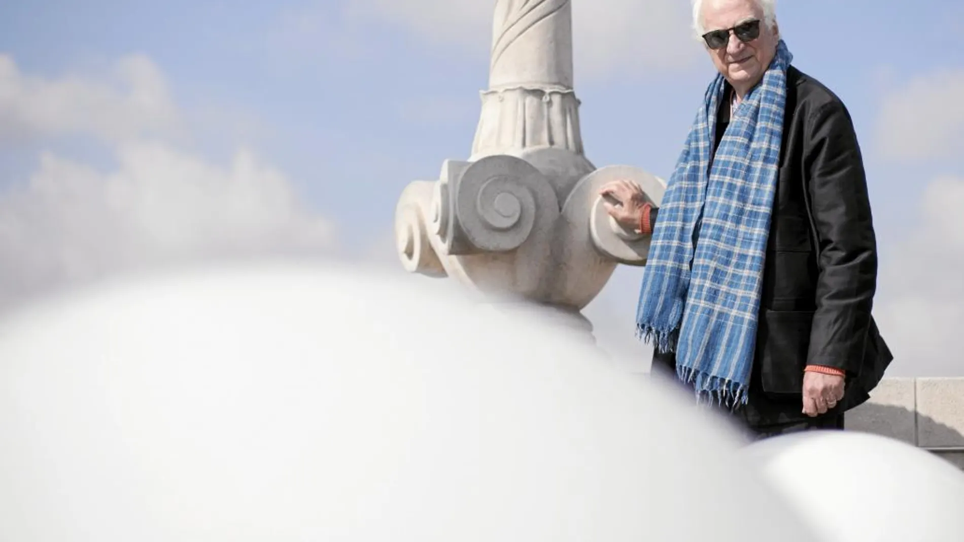 El director de cine Bernard Tavernier ayer en Barcelona para presentar su película