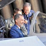El Rey, ayer, a bordo de un caza Eurofighter del Ala 14 en la base aérea de Los Llanos, en Albacete