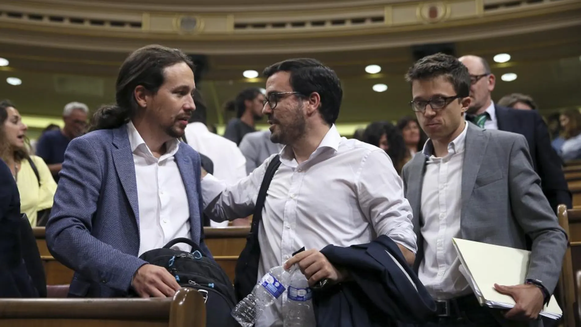 El líder de Podemos, Pablo Iglesias (i), junto a Íñigo Errejón (d), y al líder de IU, Alberto Garzón (c) en el Congreso.