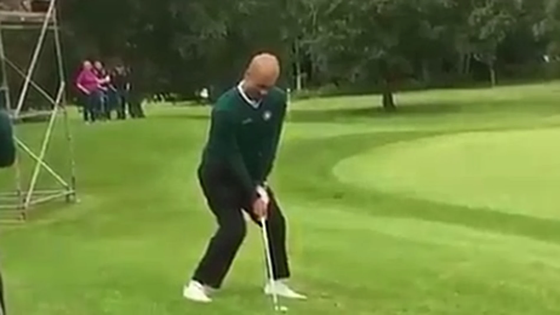 Pep Guardiola golpeo golf