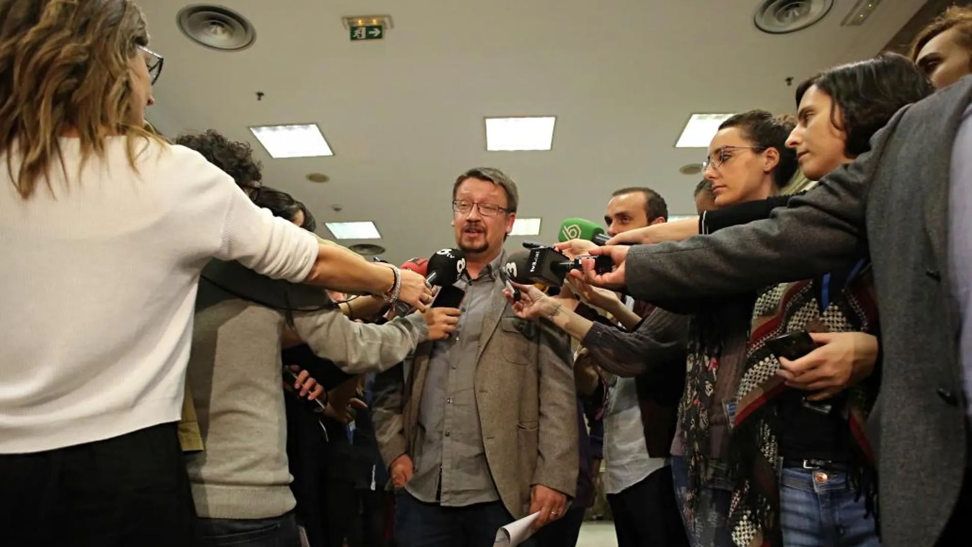 El portavoz de En Comú Podem, Xavier Domènech, atiende a los medios de comunicación