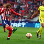 Griezmann lucha un balón ante el centrocampista brasileño del Girona Douglas Luiz / Efe