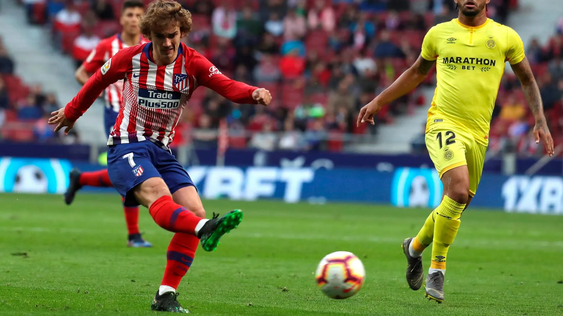 Griezmann lucha un balón ante el centrocampista brasileño del Girona Douglas Luiz / Efe