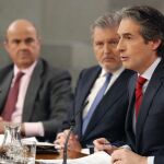 El ministro de Fomento, Íñigo de la Serna (dcha), durante su comparecencia en la rueda de prensa posterior a la reunión del Consejo de Ministros.