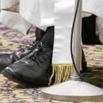 Imagen de los zapatos de Francisco en la audiencia de ayer con los periodistas en el Vaticano