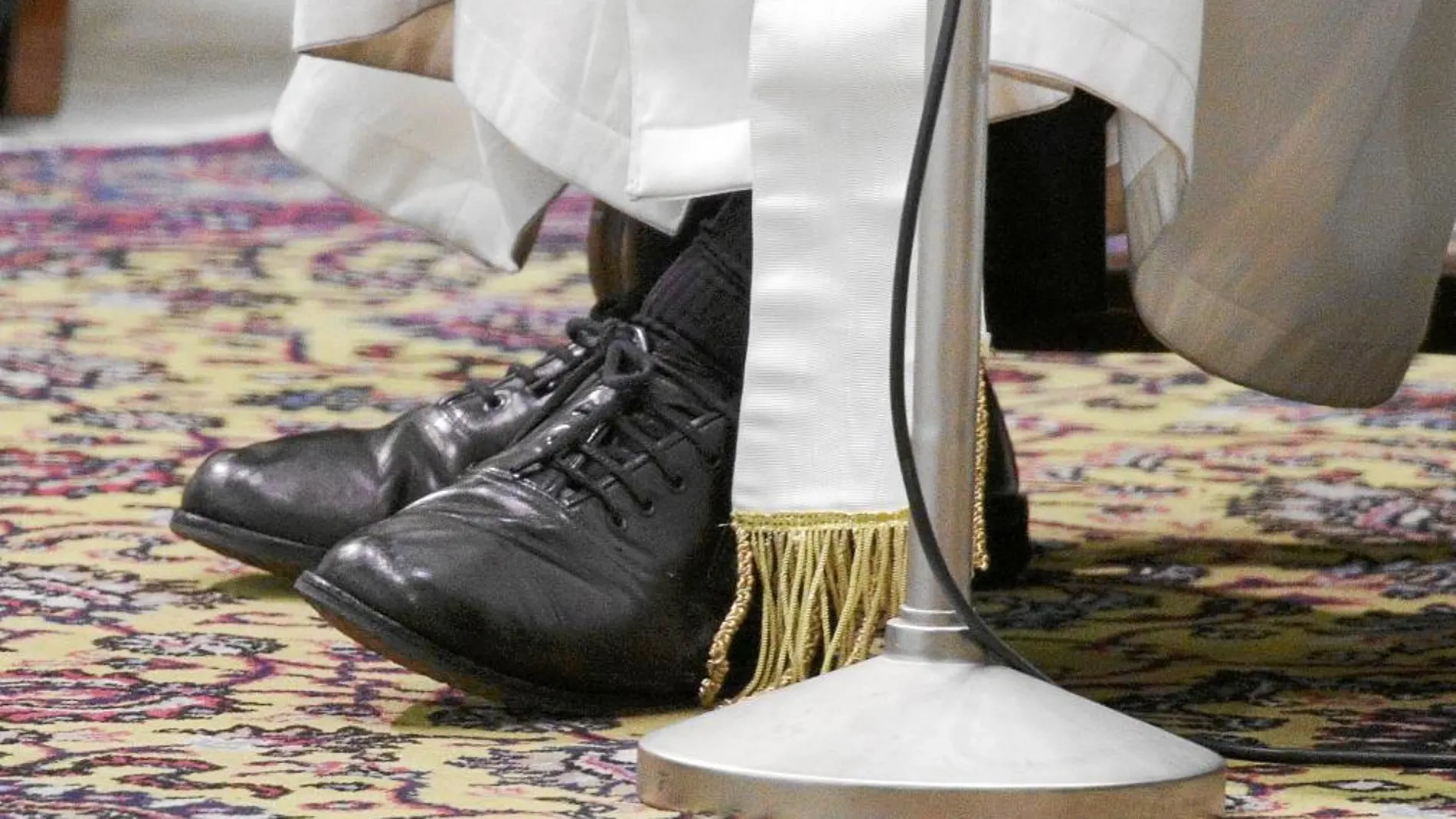 Imagen de los zapatos de Francisco en la audiencia de ayer con los periodistas en el Vaticano