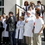 Concentración en favor de una médico que fue disparada en un centro de salud de Murcia