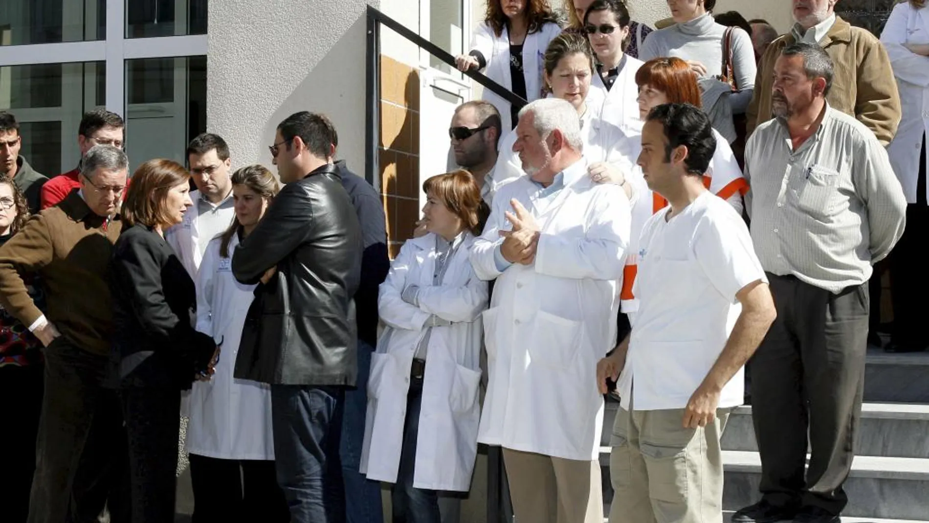 Concentración en favor de una médico que fue disparada en un centro de salud de Murcia
