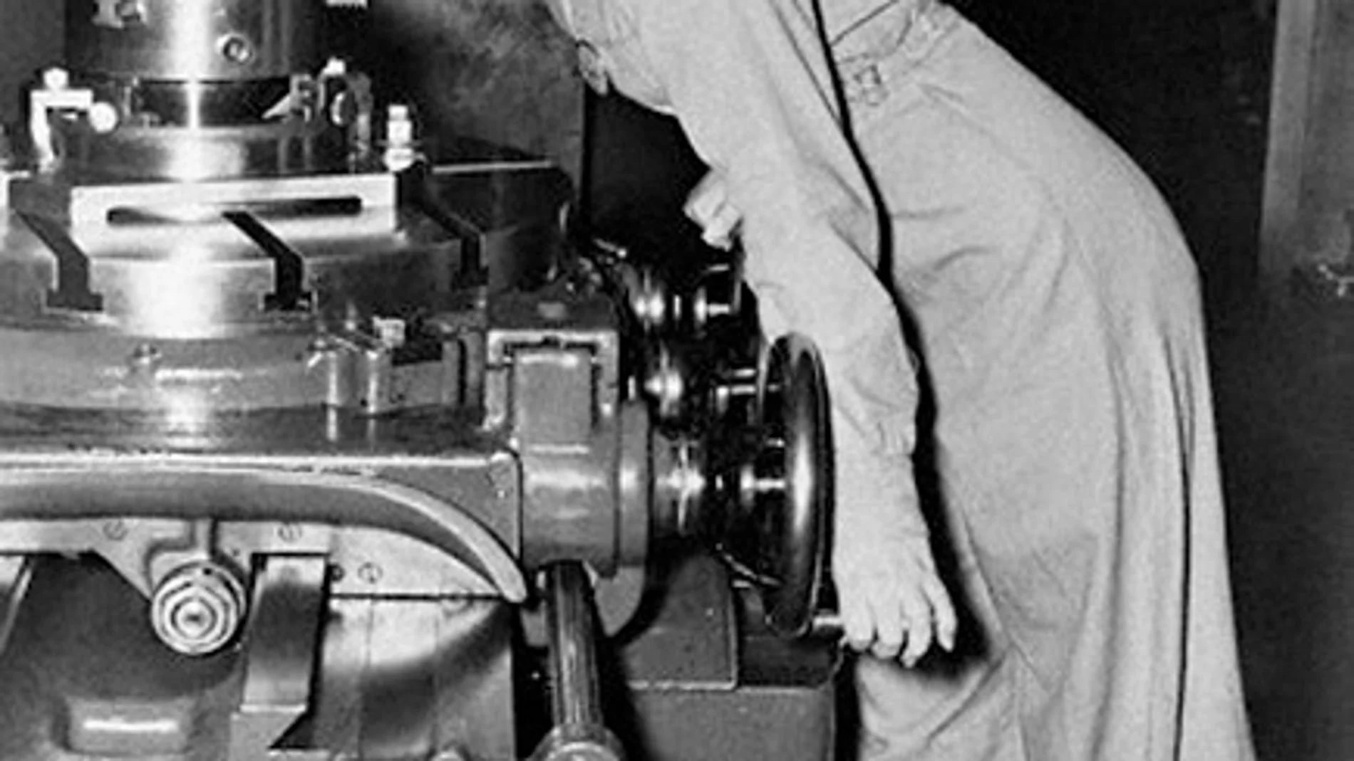 Naomi Parker-Fraley trabajando en 1943 en la Estación Aérea Naval de Alameda, California
