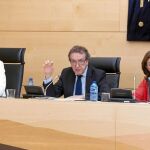 De Santiago-Juárez explica el programa de la Consejería de la Presidencia. Junto a él, Ana Muñoz de la Peña (PSOE) y Ana Rosa Sopeña (PP)