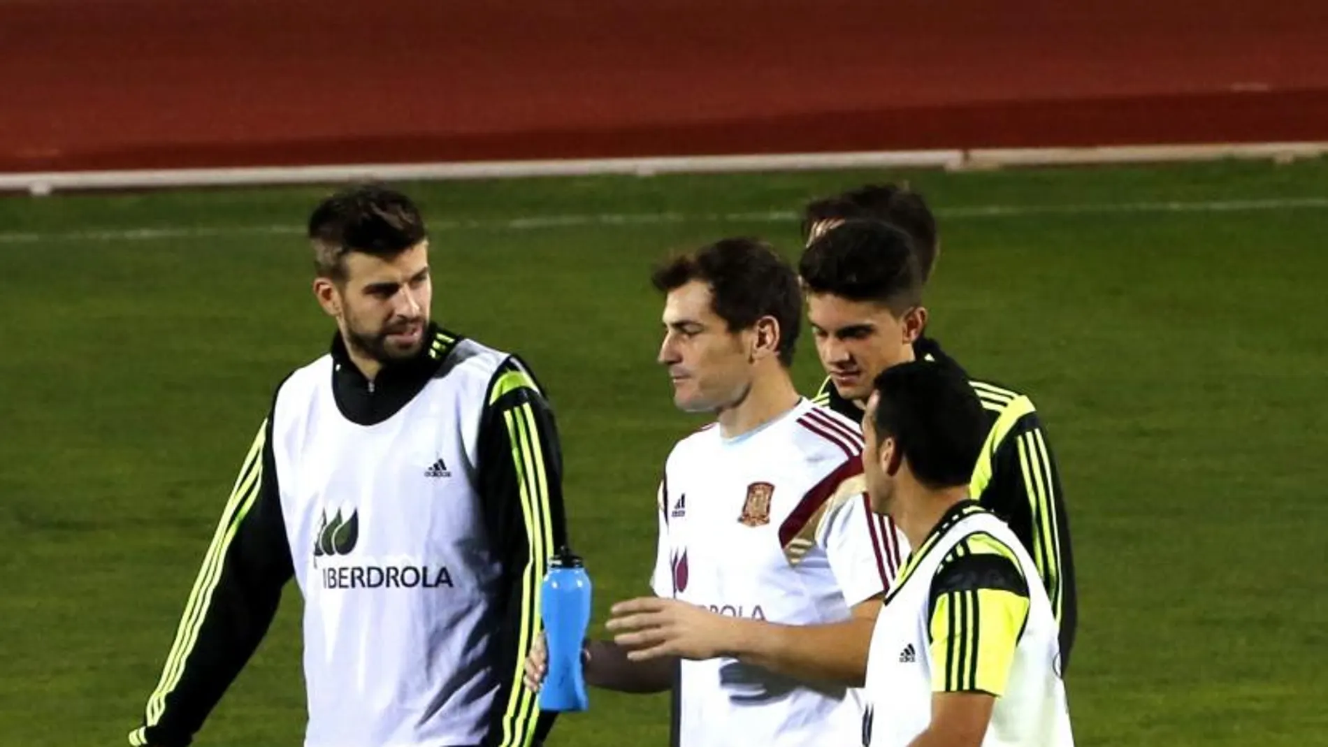 Casillas y Piqué en un entrenamiento de la selección