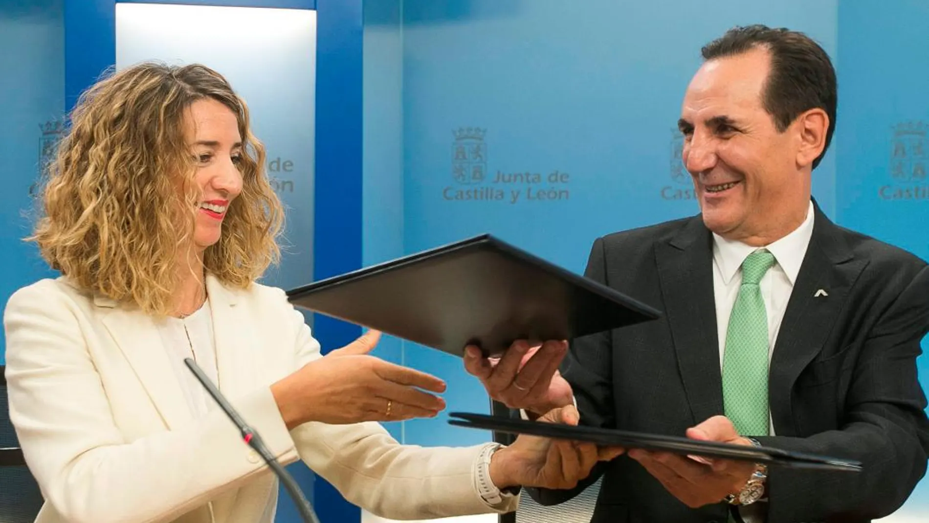 Alicia García y José Rolando Álvarez firman el convenio de colaboración