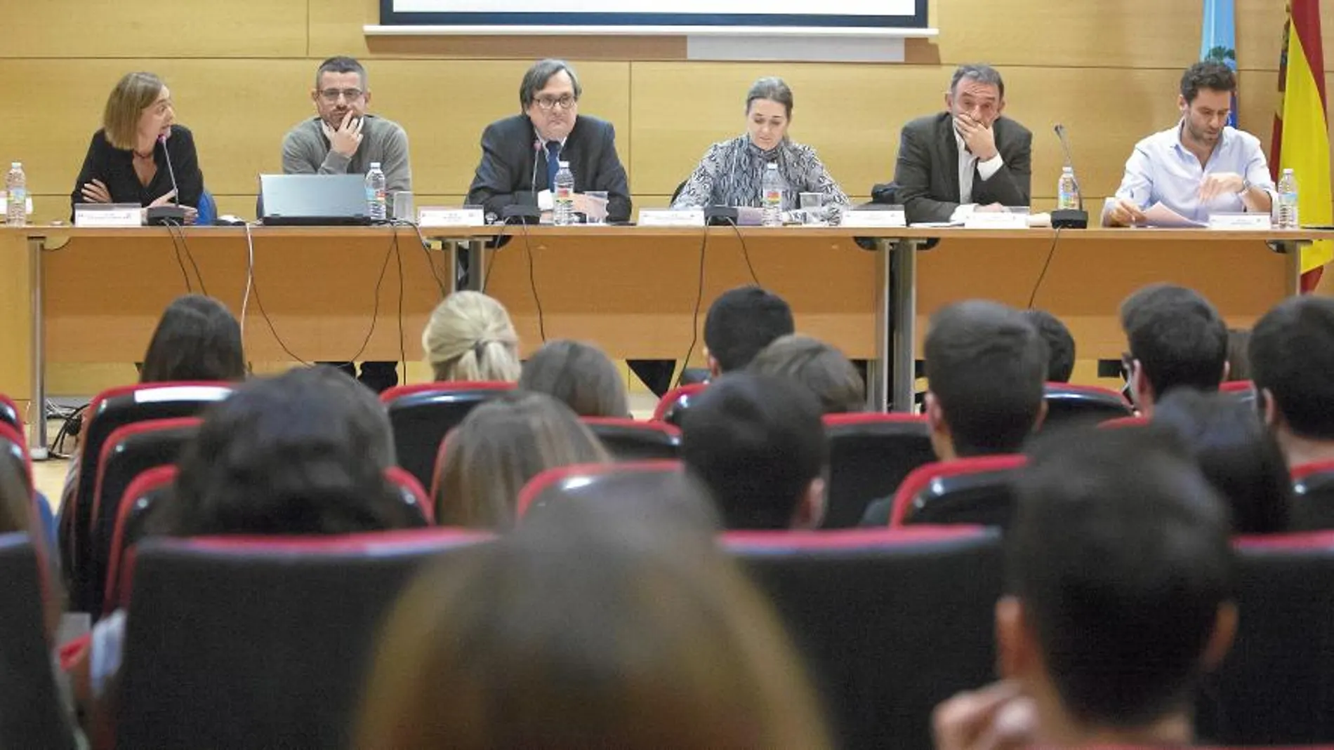 Luz Rodríguez (PSOE), Iván Ayala, (Podemos), Francisco Marhuenda, Marta Rivera (C’s), Enrique Santiago (IU) y Borja Semper (PP)
