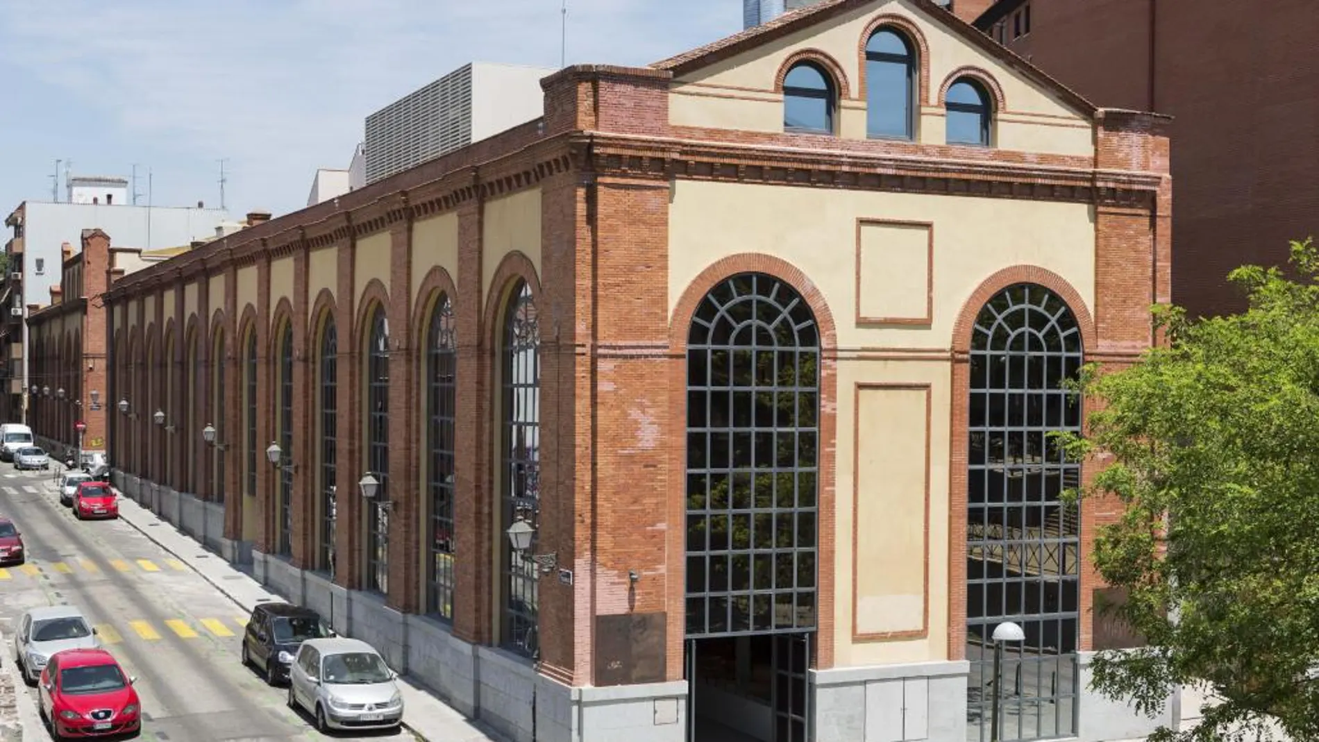 Fachada de la antigua fábrica a orillas del Manzanares donde Google ha ubicado su campus de Madrid