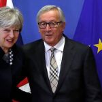 La primera ministra, Theresa May junto al presidente de la Comisión Europea, Jean-Claude Juncker, en una imagen de archivo / Reuters