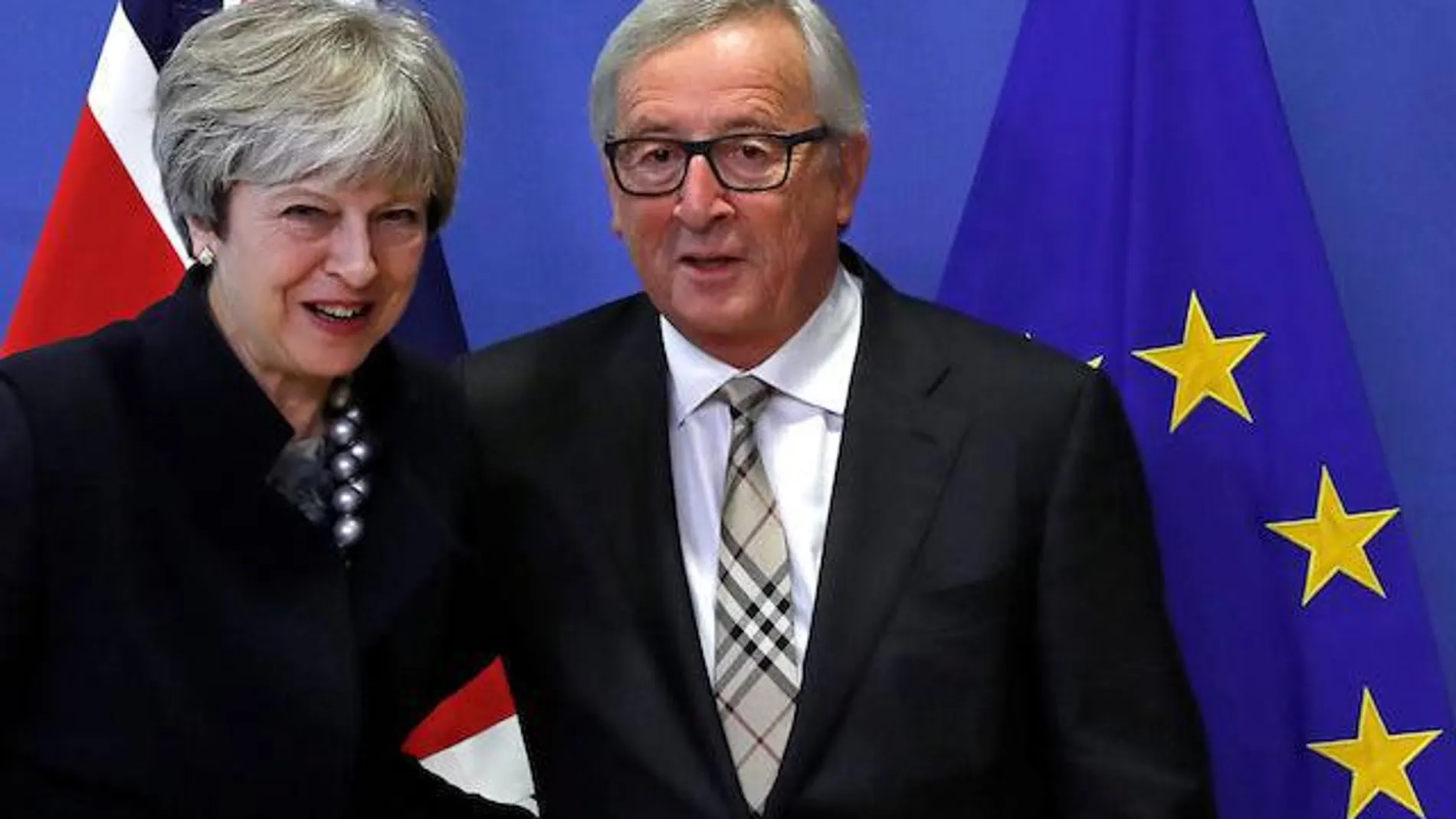 La primera ministra, Theresa May junto al presidente de la Comisión Europea, Jean-Claude Juncker, en una imagen de archivo / Reuters