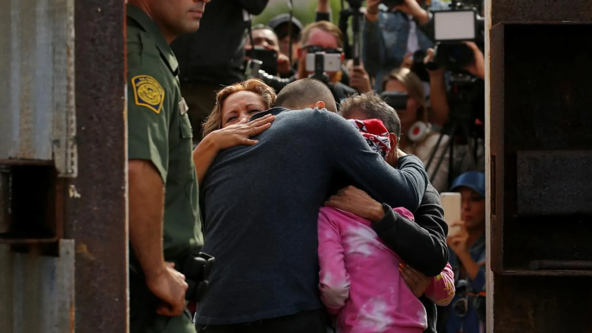 Un agente, en la frontera de México con EEUU por california